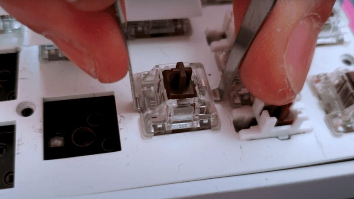 Tháo switch cũ